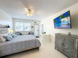 Exclusive Studio Steps To The Beach With Pool, hotel in Hollywood Beach