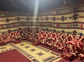 استراحة ومخيم العاصفة, κάμπινγκ σε Rumāḩ