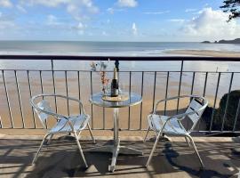 36 Beach Court - Sea Views, Parking, Balcony, hotel in Pembrokeshire