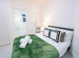 Ground Floor 1 Bedroom Apartment with Private Patio Garden & Fast WiFi