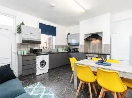 Contractor Friendly 4 Bedroom House in Hemsworth with 6 Beds and Garden