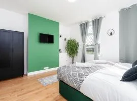 Contractor Friendly 4 Bedroom House in Hemsworth with 6 Beds and Garden