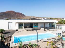 Casa Mascarena, Luxury villa with heated pool, Hotel in Lajares