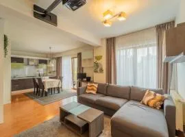 Cozy Semi-Central apartment with free parking and workspace