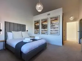 Eden - A Luxury Home in Leeds City Centre perfect for Couples, Families and Contractors!