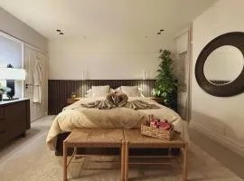 Private King Room - Near AZ and Train Links