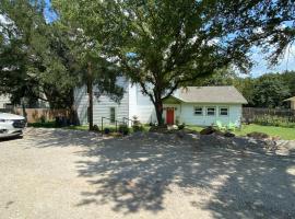 The Tree House on Lake Brownwood, hotel in Brownwood