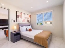 SunJoy Gateway Lux 2 bedroom House by PH