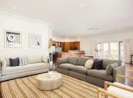 Maori in Rye walk to the beach and shops in minutes