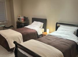 Toronto downtown Woodbine beaches private cozy room, ξενοδοχείο στο Τορόντο