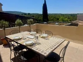 Charming house in the village center of Venasque