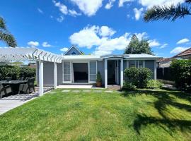 Gorgeous Mount Beach Cottage - 3 min walk to beach, hotel v destinaci Mount Maunganui