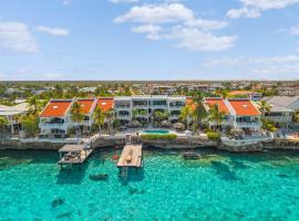 Belmar Oceanfront Apartment 11 with sea view right on the ocean and air conditioning in the living room, hotel v destinaci Belnem