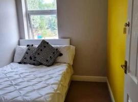 Modern Double Rooms Near Stoke City Centre and Staffordshire Uni, hotel i Stoke-on-Trent