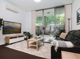 Comfy 1-Bed with Spacious Courtyard & Parking，位于Phillip的酒店