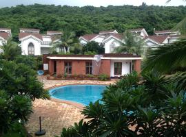 Pool and Garden Facing Apartment in Riviera Foothills Near Baga, Arpora, hotel di Arpora