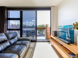 Gorgeous 2-Bed Apartment By Shops and the River