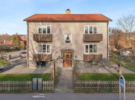 3 Bedroom Nice Apartment In Finspång, ξενοδοχείο σε Finspång