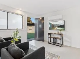 Cozy 1-Bed Studio Near Cafes and Shops