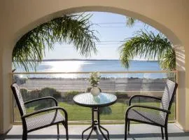 Seafront Getaway Studio, Great Location with Pool