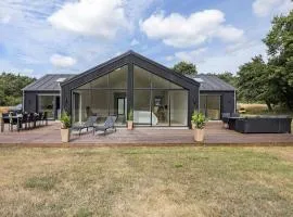 4 Bedroom Stunning Home In Aakirkeby