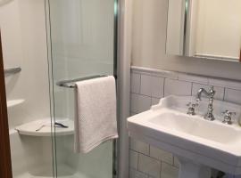 Zen vacation in old historic Marblehead, ξενοδοχείο σε Marblehead