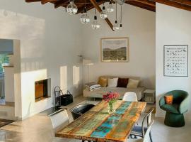 Lake House With Private Dock At Nature Reserve，位于克雷费尔德的酒店