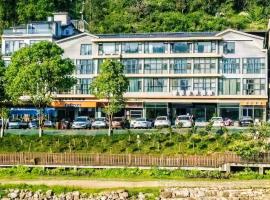 铂曼智慧酒店-Near the east gate of the Forest Park, about a 10-minute walk-There is a beautiful small river at the entrance-offers free self-service laundry and Attraction Tickets Serivce in advance, hotel v destinaci Čang-ťia-ťie