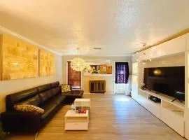 2 Bedrooms Private Kitchen Livingroom Robinwood Condo Suite