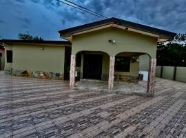 Newly Renovated 2 bedroom solar house near in Accra near Aburi Boarder, hotel v destinaci Accra