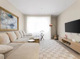 Great 2bd 2bath in MdR! Free parking and pool!