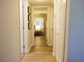 Stylish Stay in the Heart of Decatur King Bed, hotel v destinaci Decatur