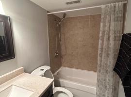 Private separate entrance suite, hotel v destinaci Oshawa