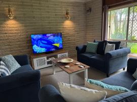 Pet Friendly 4 Bedroom Single Level Family Home, Hotel in Maroochydore