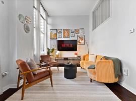 Downtown Indy 2BR - Stadium, Convention - Arcade Games - Skywalk、インディアナポリスのホテル