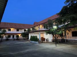 The Terrace Homestay Resort, hotel com estacionamento em Tak