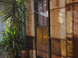 One Life Live It Farm stay Retro VanStay, hotel in Dareton