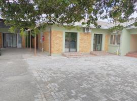 Laroza guest house, hotel din Rustenburg