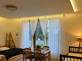 Dům mezi loukami, khách sạn ở Sněžné