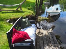 Riverside Bliss - Cozy 1-Bedroom Apartment with Parking & WiFi near Tvedestrand、Vegårsheiのホテル