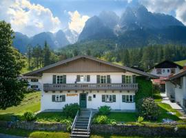 Alpine Chalet Apartment With Zugspitze Views, hotel en Grainau