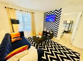 Downtown Condo, sleeps 6, minutes from Broadway!