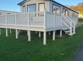 Whitecliff bay Bembridge, 3 x bedrooms, Cosy Caulkers Rest 10, Main side of the resort by the beach, pools & entertainment، فندق في بيمبريدج