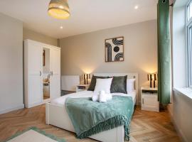 4 Bed Contractor Accommodation in Longbridge, hotel a Longbridge