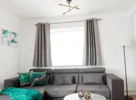 Newly refurbished, sleeps 5 near the River with Parking