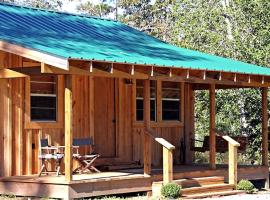 Rustic Cabin Getaway with Stunning Front Porch near Beaumont, Texas, hotel i Kountze