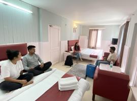 Hotel Sunrise Meadows Mountain, cheap hotel in Manāli