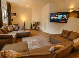 YFB-170m2 Apartment für bis zu 15, modern, 1min zu UBahn, Ruhige Lage, Parkplätze, WIFI, Netflix, Kindergerecht