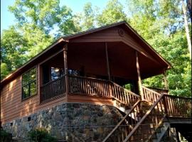 Lovely Waterfront Cabin Ideal for Weekend Getaway on Greers Ferry Lake, Arkansas, hotel in Heber Springs