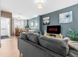 3-Bedroom Cosy, Spacious, Stunning House, Southsea, Pet-Friendly, Sleeps 6, Parking Available - LONG TERM STAY SPECIAL OFFER AVAILABLE! by Blue Puffin Stays